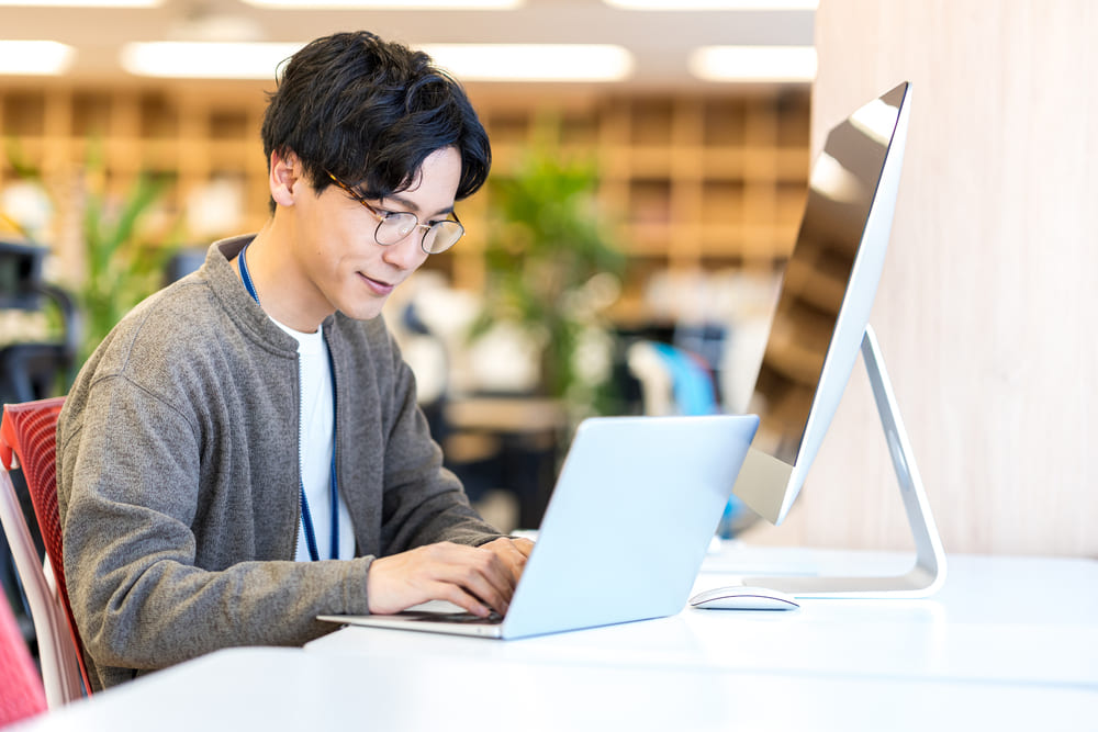 Googleカレンダーでスケジュールチェックする男性
